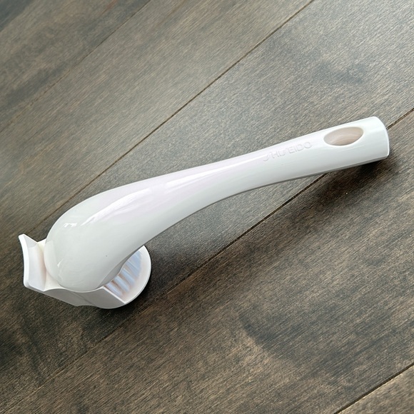 SHISEIDO Face Cleansing Massage Brush, Skincare Tools, Bonus Red Zip Travel Bag - Picture 2 of 9